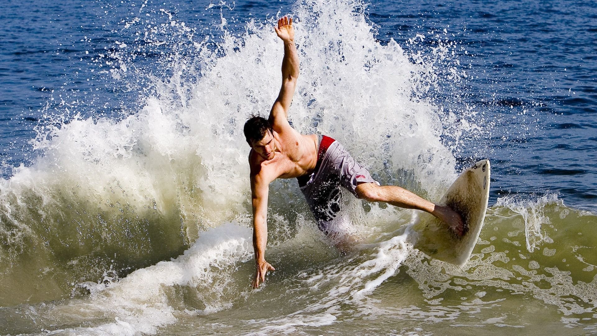 勇士反弹获胜,库里表现依旧抢眼,勇士队员对库里